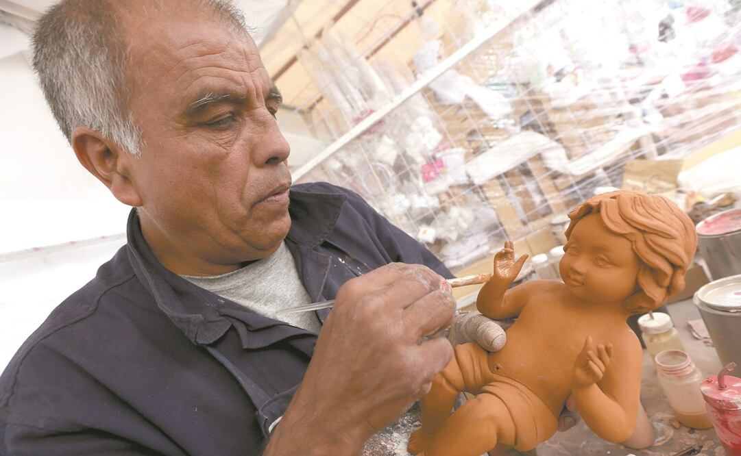 Carlos Macedo es la tercera generación que se dedica a la reparación de imágenes. Foto: JORGE ALVARADO. EL UNIVERSAL