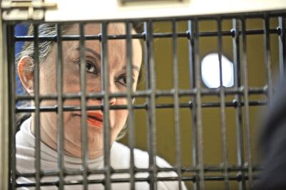 Elba Esther gana amparo para definir prisión domiciliaria