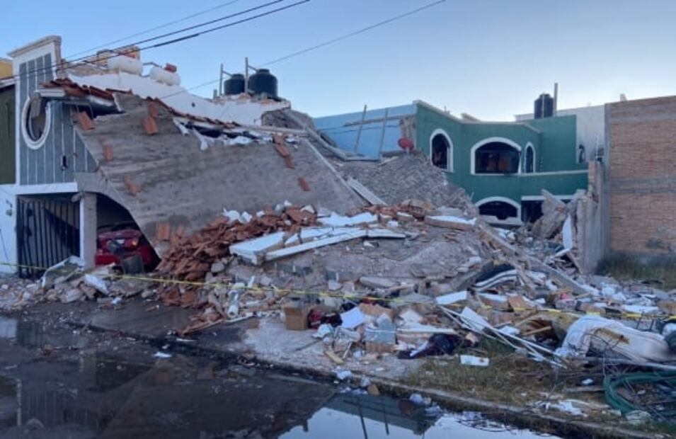 Explosión por fuga de gas destroza casa y deja cinco personas heridas en Tlalnepantla