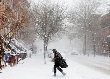 Tormenta invernal azota noreste de EU; cancelan miles de vuelos