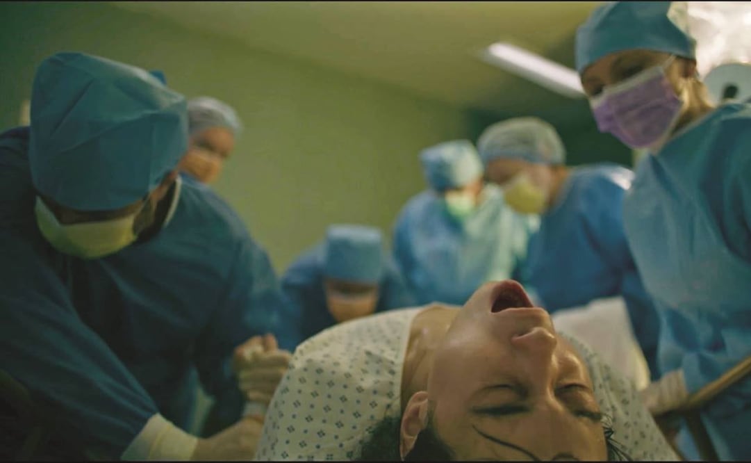 Natalia Solián protagoniza Huesera, película en la que su personaje logra quedar embarazada tras mucho tiempo. Poco después, su encuentro con una extraña presencia que desemboca en un camino de cuestionamientos hacia su decisión. En Días borrosos una muj