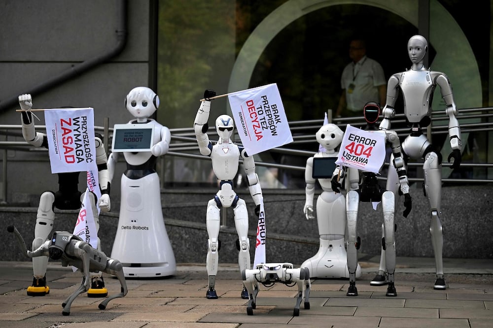 Robots humanoides y cuadrúpedos, durante una protesta a favor de la regulación de la IA, en Varsovia. FOTO: AFP / SERGEI GAPON