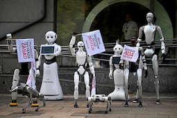 VIDEO Y FOTOS: En Polonia, hasta los robots protestan contra uso de la IA; piden regularla para proteger a los trabajadores