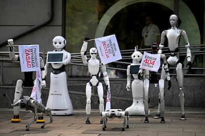 VIDEO Y FOTOS: En Polonia, hasta los robots protestan contra uso de la IA; piden regularla para proteger a los trabajadores