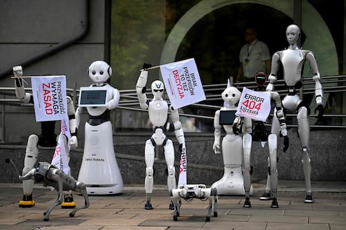 VIDEO Y FOTOS: En Polonia, hasta los robots protestan contra uso de la IA; piden regularla para proteger a los trabajadores