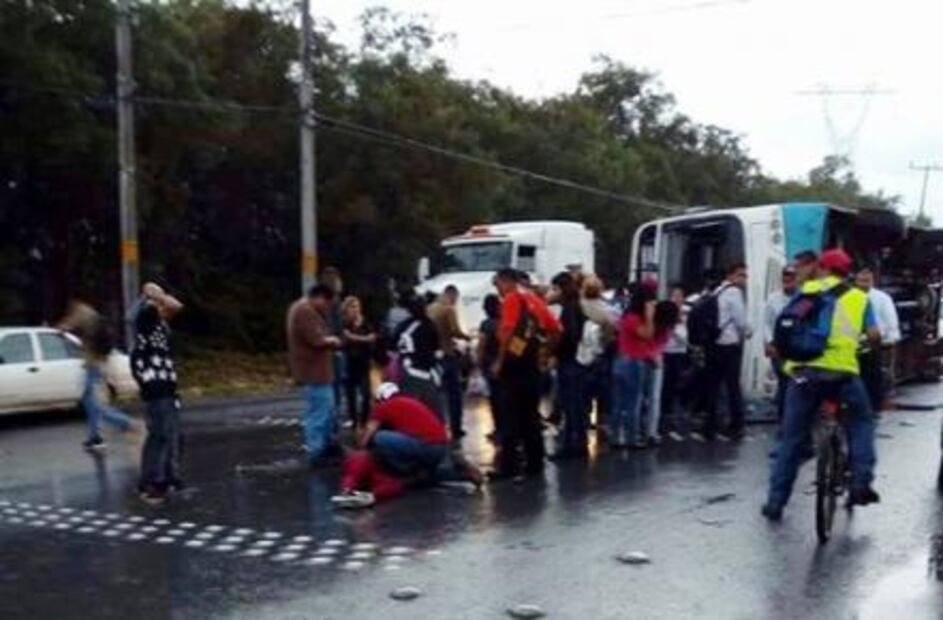 Accidente vial en Nuevo León deja 33 personas lesionadas
