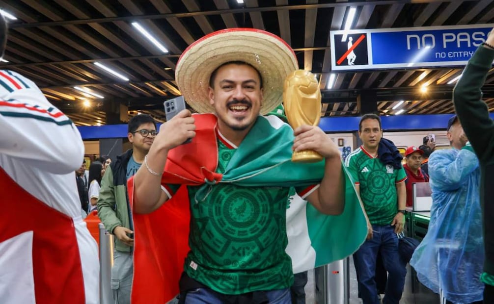 Afición mexicana viaja en la Línea 2 del Metro de la Ciudad de México con destino al Estadio Ciudad de México. Foto: Karla Guerrero / EL UNIVERSAL