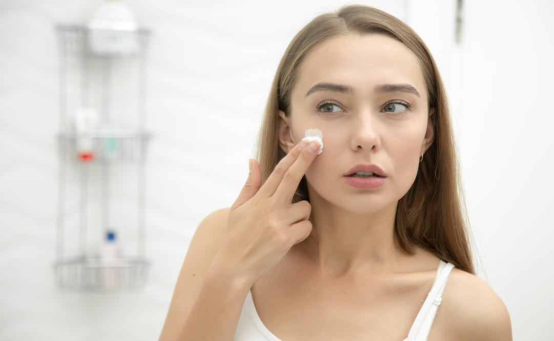 El agua micelar es mucho más que un desmaquillante. Aprovecha todos sus beneficios. Foto: Freepik.es