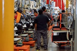 La industria automotriz recorta 107 mil empleos en México en dos años