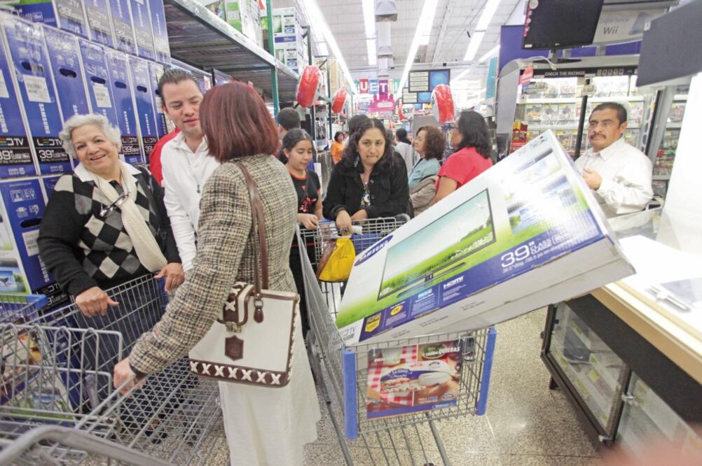 Las cuatro principales cadenas de autoservicios del país dejaron de emplear a 9 mil 469 empleados en el segundo trimestre, de acuerdo con sus reportes (ARCHIVO EL UNIVERSAL)