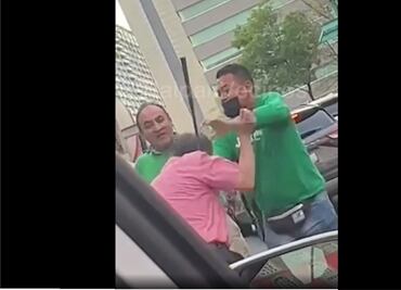 VIDEO: Anciano se defiende con palo de golf ante agresión de tres conductores en CDMX
