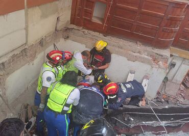 Bomberos y paramédicos rescatan a trabajador que quedó atrapado tras derrumbe en alcaldía Cuauhtémoc