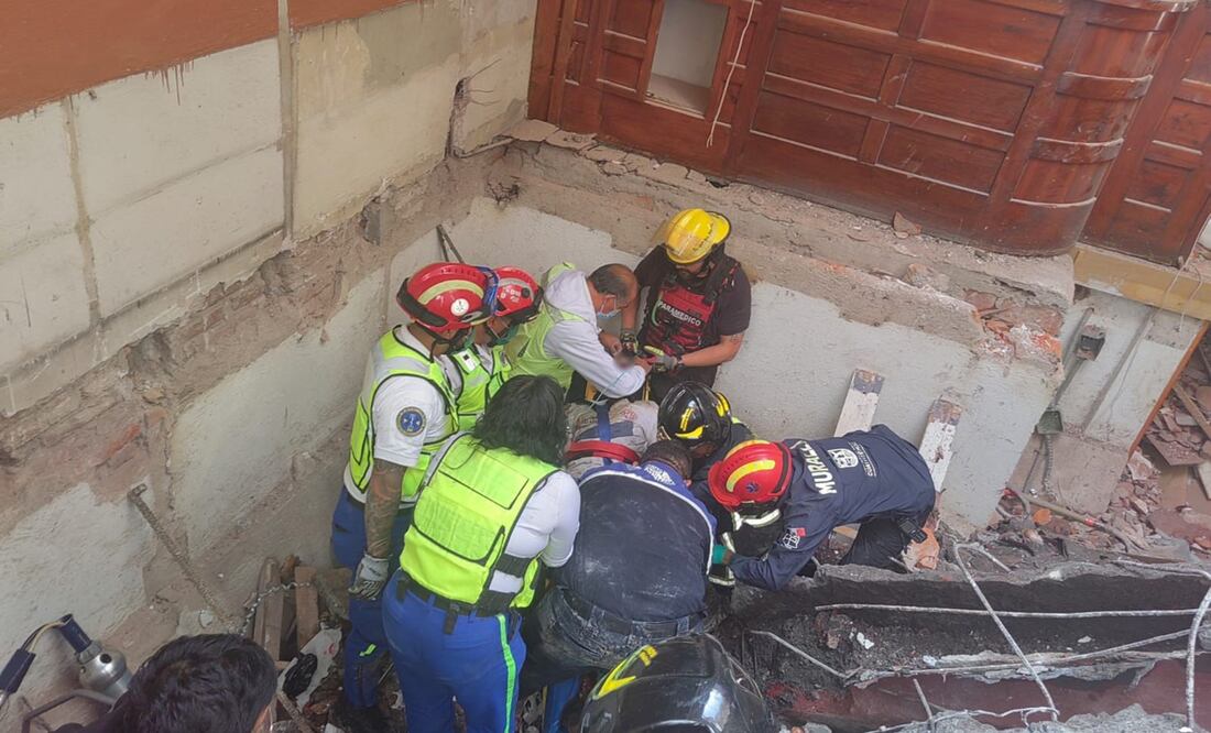 Bomberos y paramédicos rescatan a trabajador que quedó atrapado tras derrumbe en alcaldía Cuauhtémoc. Foto: Especial