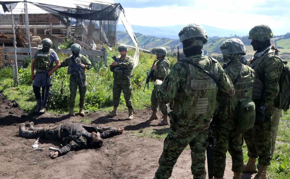 Integrantes del Ejercito de Ecuador observan el cuerpo de un presunto guerrillero dado de baja durante un operativo militar este martes, en la comunidad de Casa Grande, en Carchi (Ecuador). El Ejército ecuatoriano anunció que abatió a dos presuntos "guerrilleros" pertenecientes a grupos armados irregulares de Colombia durante una operación realizada en la provincia de Carchi, fronteriza con ese país. Foto: EFE