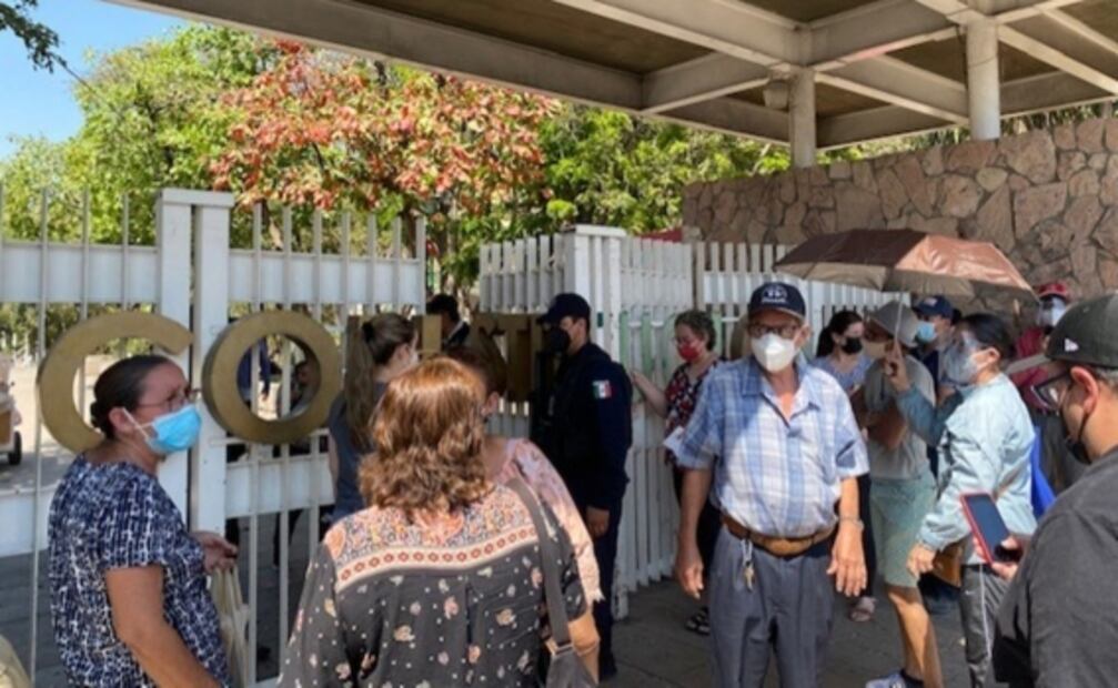Adultos mayores esperan hasta 5 horas en Culiacán para registrarse por vacuna Covid