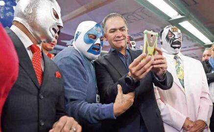 Inauguran exposición sobre lucha libre en el Metro Guerrero