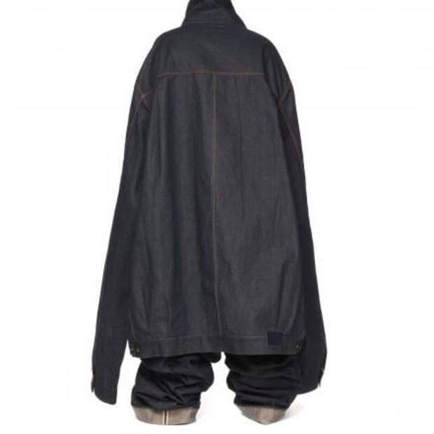 Conoce la chamarra de mezclilla gigante que paralizó Instagram