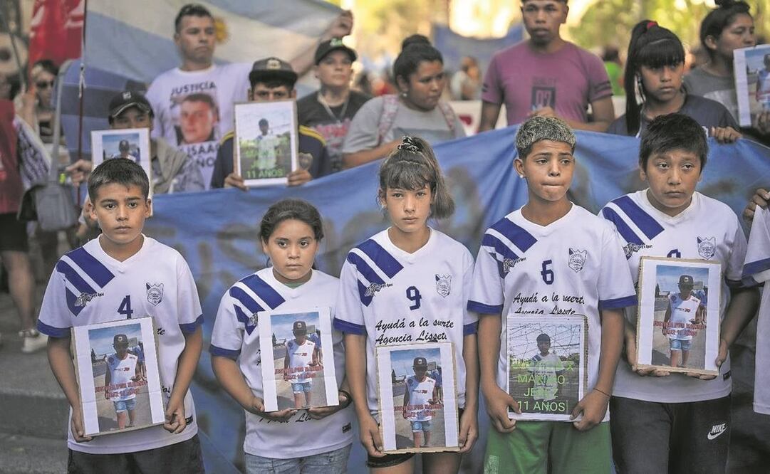 Compañeros del club de futbol Los Pumitas, donde jugó el fallecido Máximo Jerez, antes de marchar para exigir justicia tras su asesinato en Rosario. Foto: Rodrigo Abd/AP