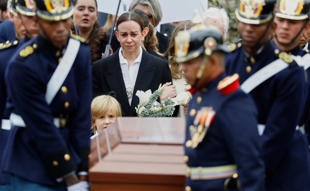 María Claudia Tarazona, esposa del aspirante a la presidencia y senador opositor Miguel Uribe. (13/08/25) Foto: AP