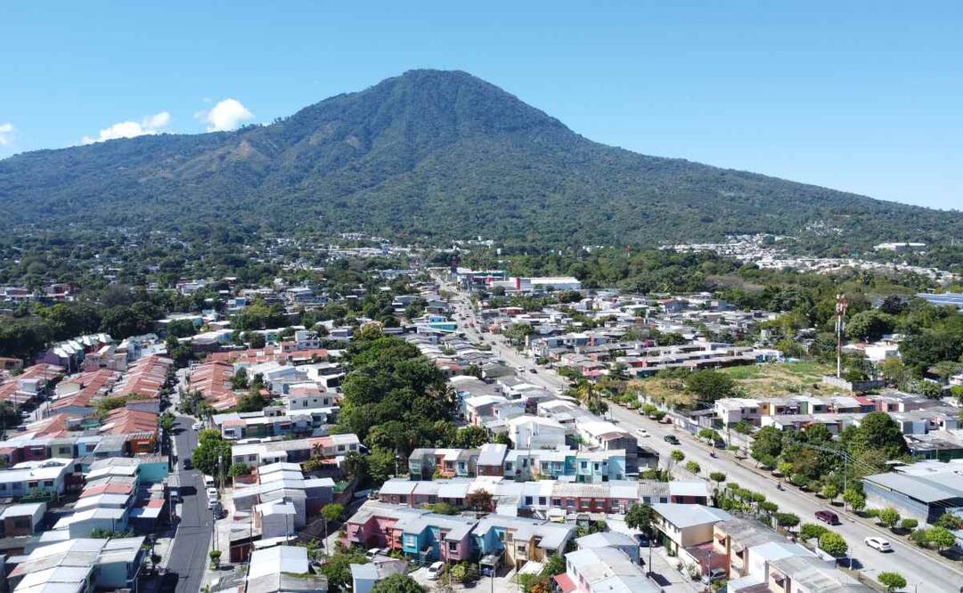 Fotografía del volcán de San Salvador este domingo, en San Salvador (El Salvador). Un sismo de magnitud 6,3 con epicentro en el Pacífico salvadoreño sacudió a El Salvador y Guatemala, sin que las autoridades hayan reportado en un primer momento víctimas o daños materiales. Foto: EFE