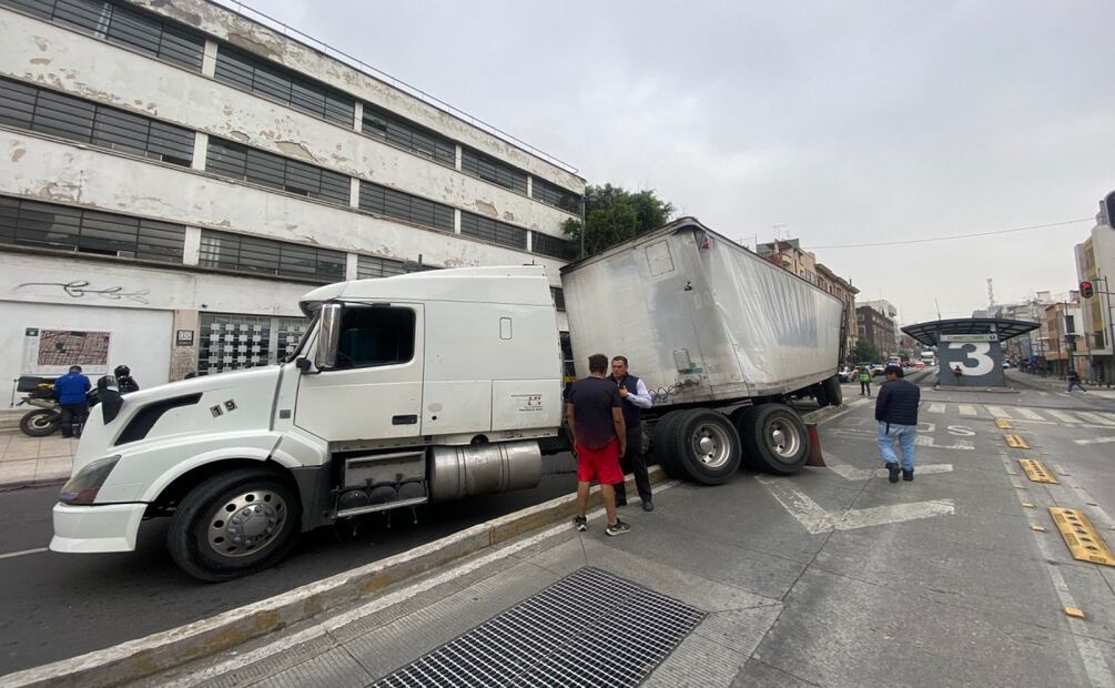 Tráiler con 25 toneladas de leche causa caos vial en Balderas y Ayuntamiento. Foto: Juan Carlos Williams