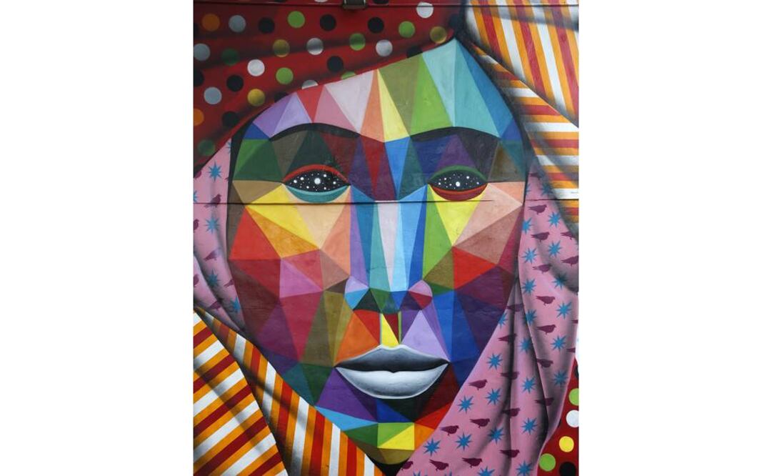 Una treintena de galerías iberoamericanas conforman la nutrida representación latina de Art Basel Miami Beach 2016. Fragmento de un mural de la artista española Okuda.  FOTO: Rhona Wise/EFE.
