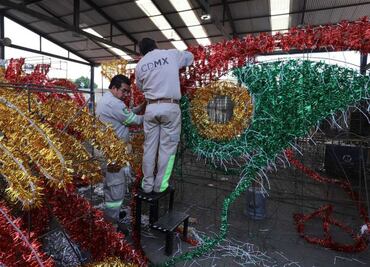 Preparan mosaicos para las fiestas patrias en el Zócalo capitalino