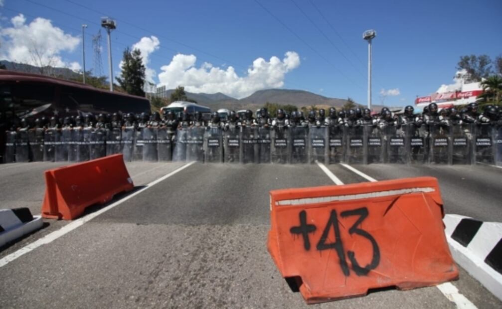 En imágenes, así fue el enfrentamiento con palos, piedras y hasta un tráiler entre normalistas y la GN