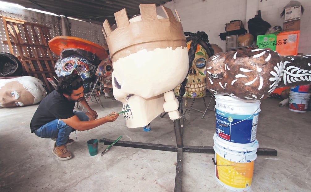 Omar Rangel fue el artista plástico encargado de pintar y decorar la Catrina futbolera. Foto: Especial