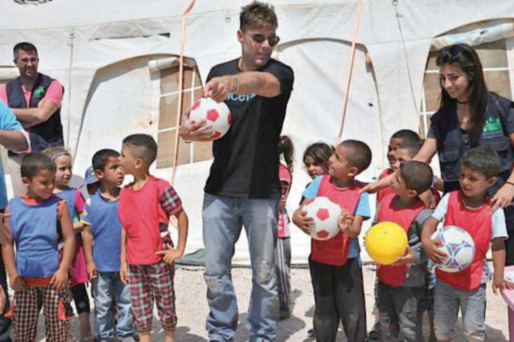 El boricua participó en algunas actividades recreativas con los niños refugiados (FOTO: AGENCIAS)