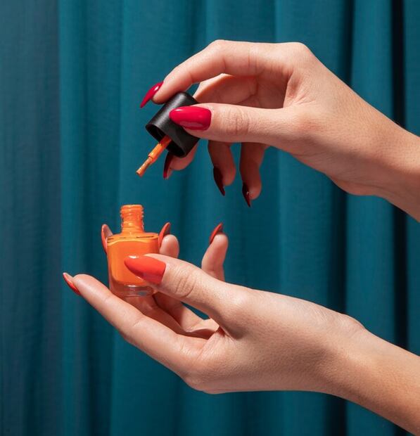 Conserva tus esmaltes de uñas en lugares frescos. Foto: Freepik