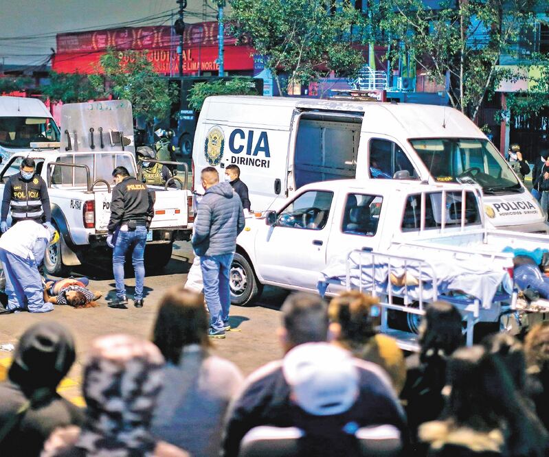 Una persona es atendida tras la estampida en una discoteca en Lima, la noche del sábado. Foto: LUKA GONZALES. AFP