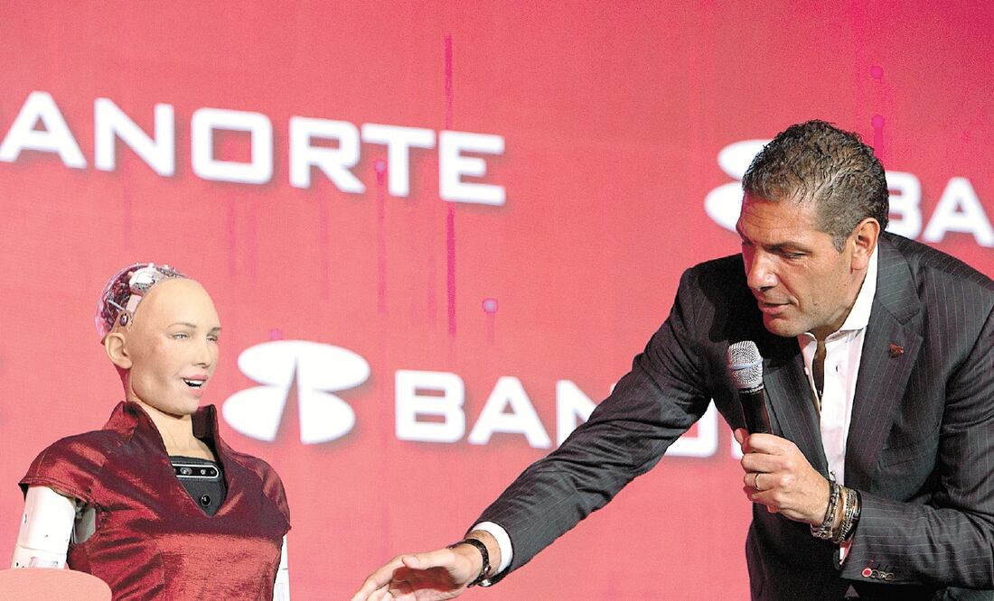 Carlos Hank González, presidente del consejo de administración de Banorte, interactúa con el robot humanoide Sophia. CORTESÍA