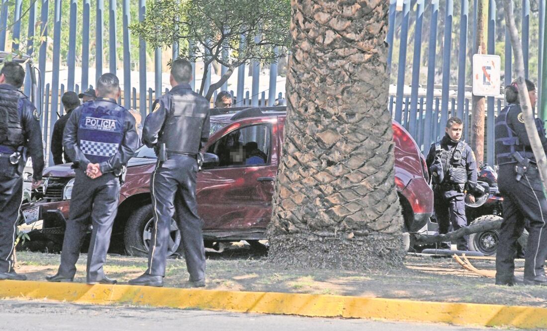 Los presuntos delincuentes perdieron el control de la camioneta en la que viajaban y, al verse acorralados, abrieron fuego contra policías capitalinos. Foto: ARMANDO MARTÍNEZ. EL UNIVERSAL