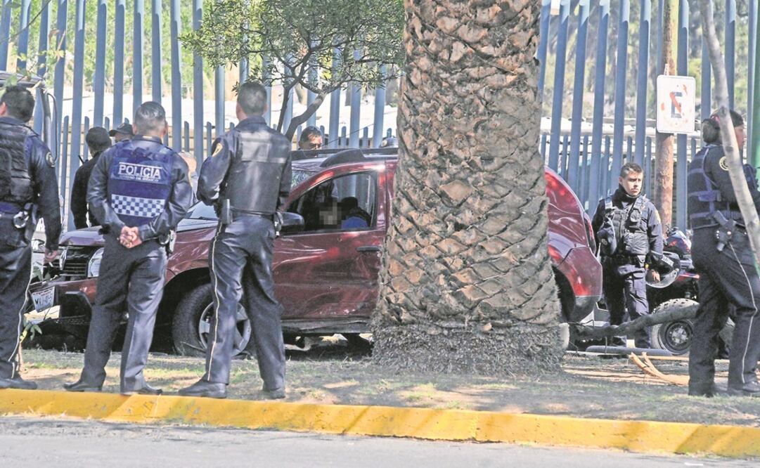 Los presuntos delincuentes perdieron el control de la camioneta en la que viajaban y, al verse acorralados, abrieron fuego contra policías capitalinos. Foto: ARMANDO MARTÍNEZ. EL UNIVERSAL