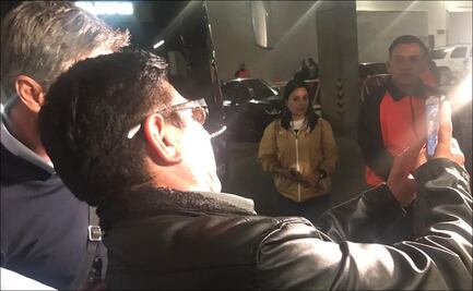 Se cuelan fans entre periodistas y se toman fotos con futbolistas