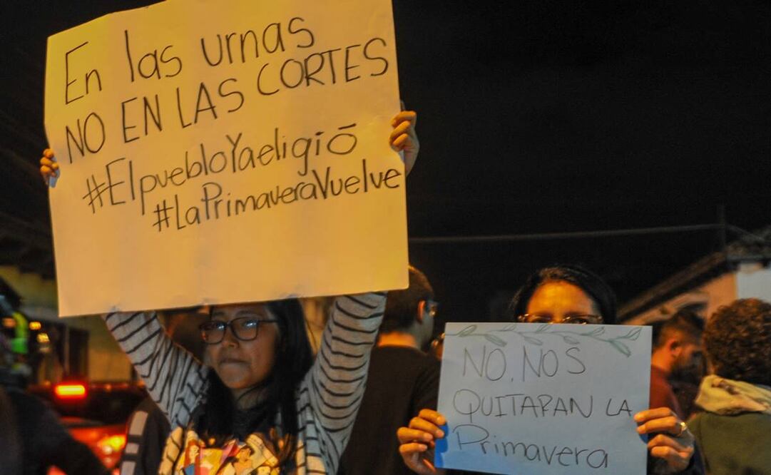 Carteles de apoyo al candidato de Movimiento Semilla, en Guatemala. Foto: AFP