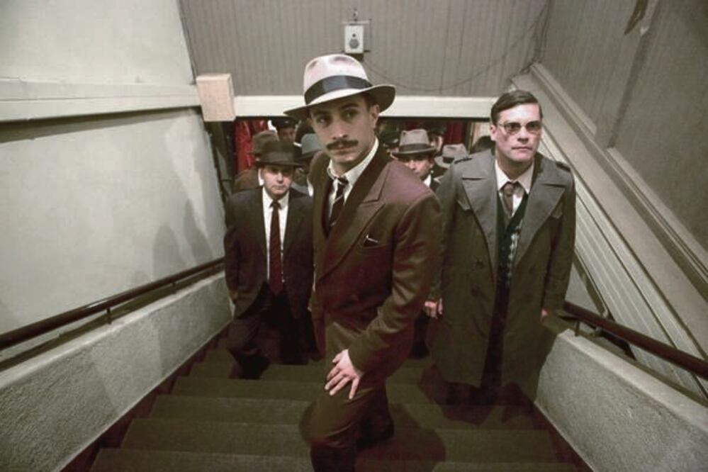 Al prefecto Óscar Peluchonneau (Gael García) se le ordena que aprese al poeta (FOTOS: FOX)