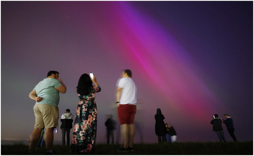 Aurora boreal tras tormenta solar en Crosby, Reino Unido. Foto: EFE