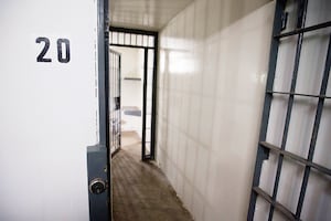 Fuga masiva en penal de Puerto Vallarta tras muerte de "El Mencho"; 23 reos escapan y muere un custodio