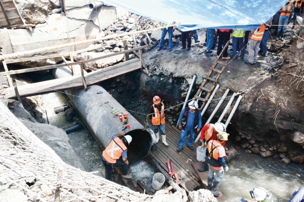 Héctor Castañeda, director del Centro SCT Morelos, y vecinos realizaron ayer un recorrido por la zona del socavón (TONY RIVERA. EL UNIVERSAL)