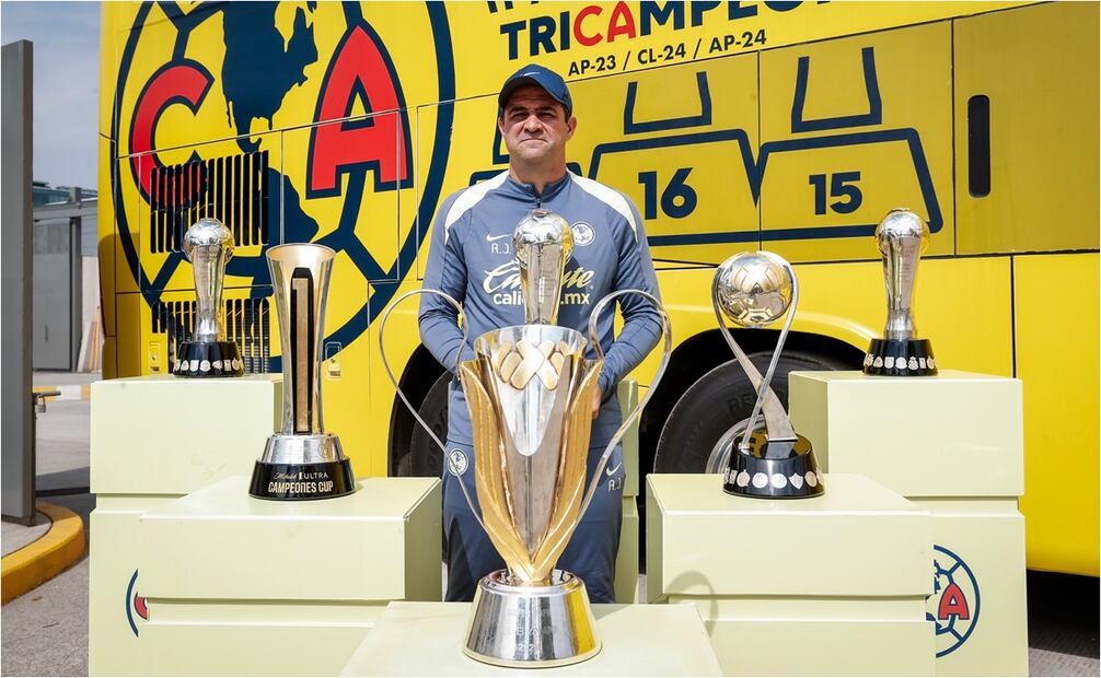 André Jardine posa con los seis cetros que ha ganado al frente de las Águilas. FOTO: Club América