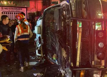 Choque entre ambulancia y dos vehículos particulares en la Doctores; hay un muerto y cuatro heridos