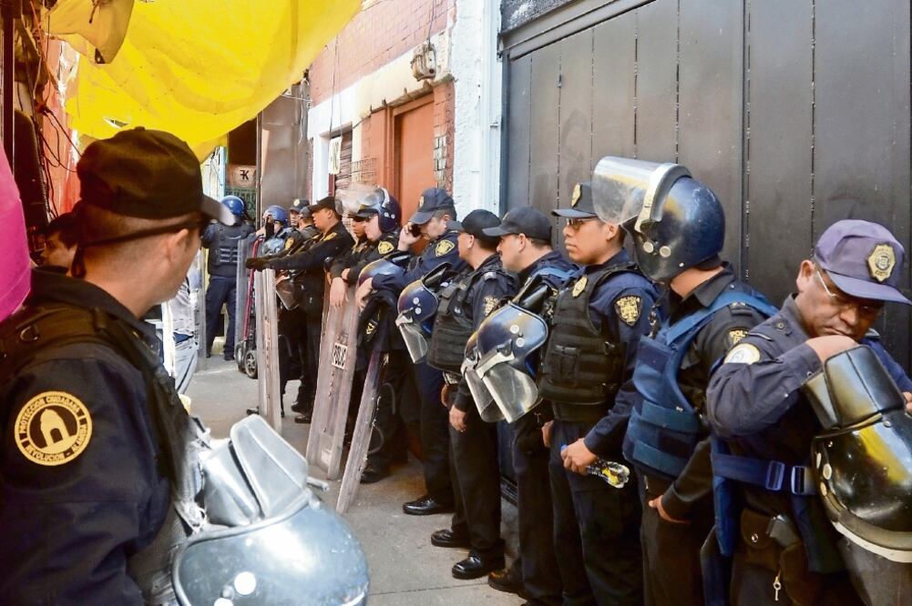 Policías de Investigación realizaron un cateo en la vecindad en la que el 8 de diciembre se detuvo a 19 personas por narcomenudeo (CUA RTOSCURO)