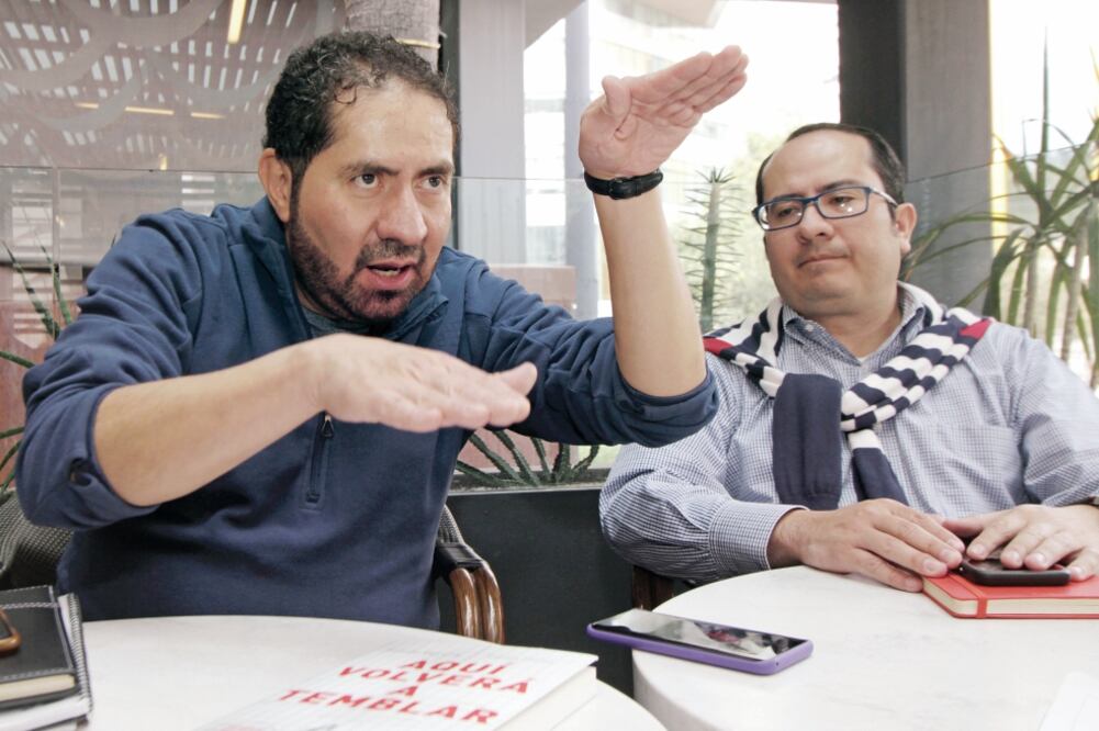 Ricardo Becerra afirma en su tomo que 50% de los damnificados son adultos mayores; 66% son mujeres y madres solteras. (CARLOS MEJIA. EL UNIVERSAL)