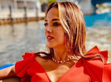 Desde la alberca, Adamari López derrite la red con minivestido blanco