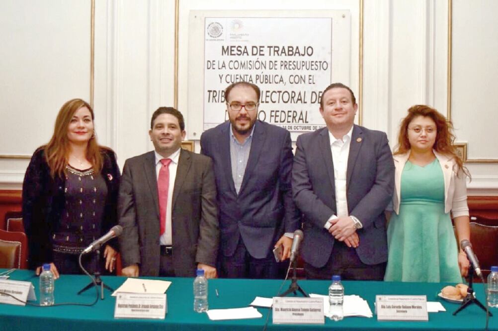 Armando Hernández (segundo de izquierda a derecha), presidente del Tribunal Electoral capitalino, dijo a los asambleístas que para el próximo proceso electoral se requieren 405 mdp, 53% más que el presupuesto de este año (TRIBUNAL ELECTORAL DE LA CDMX)
