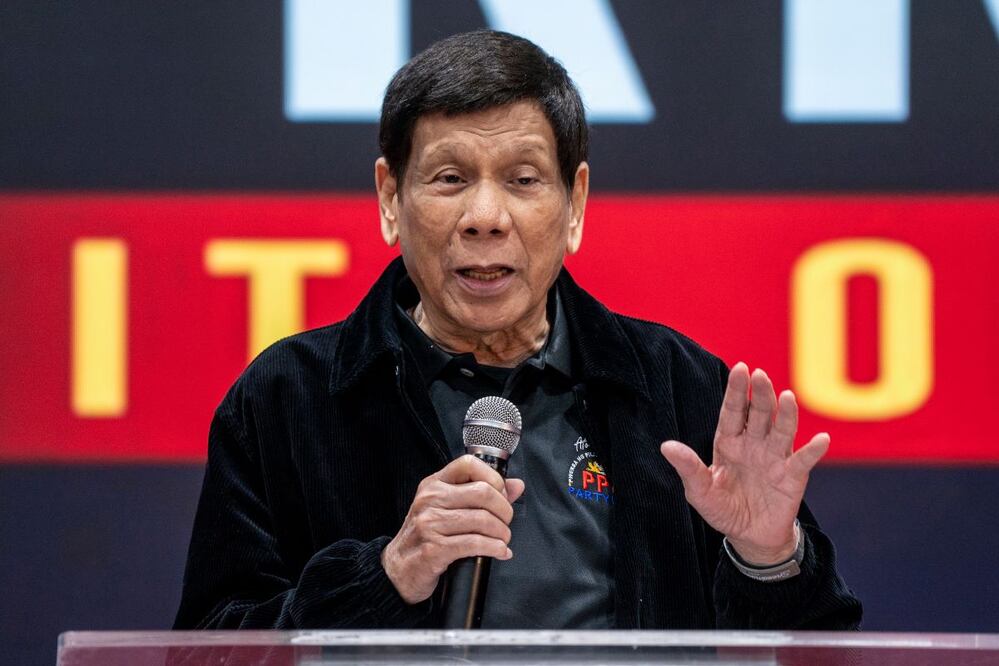 El expresidente filipino Rodrigo Duterte habla en el estadio Southorn durante un acto de agradecimiento organizado por trabajadores filipinos partidarios del exmandatario, el domingo 9 de marzo de 2025, en Hong Kong. FOTO: VERNON YUEN. AP