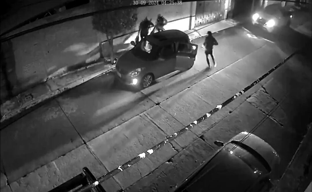 Así fue privado de la libertad el empresario gallero César Bravo Anaya. Foto: Captura de pantalla