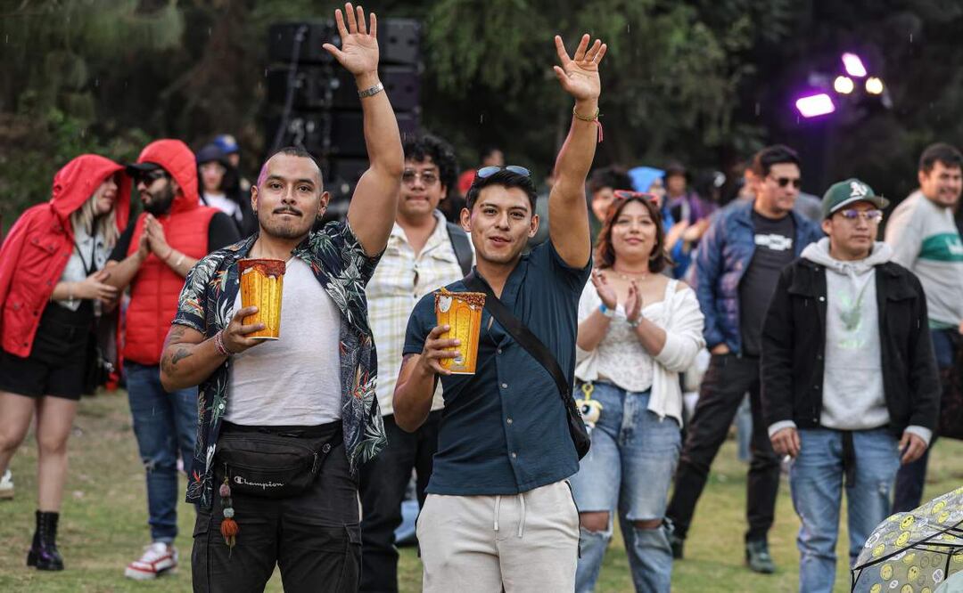 Los asistentes disfrutan concierto Noche de Primavera en los Dinamos en CDMX a pesar de la lluvia y el granizo (22/03/2025). Foto: Gabriel Pano / EL UNVIERSAL